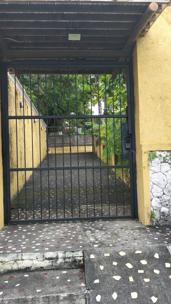 Pintu besi teralis