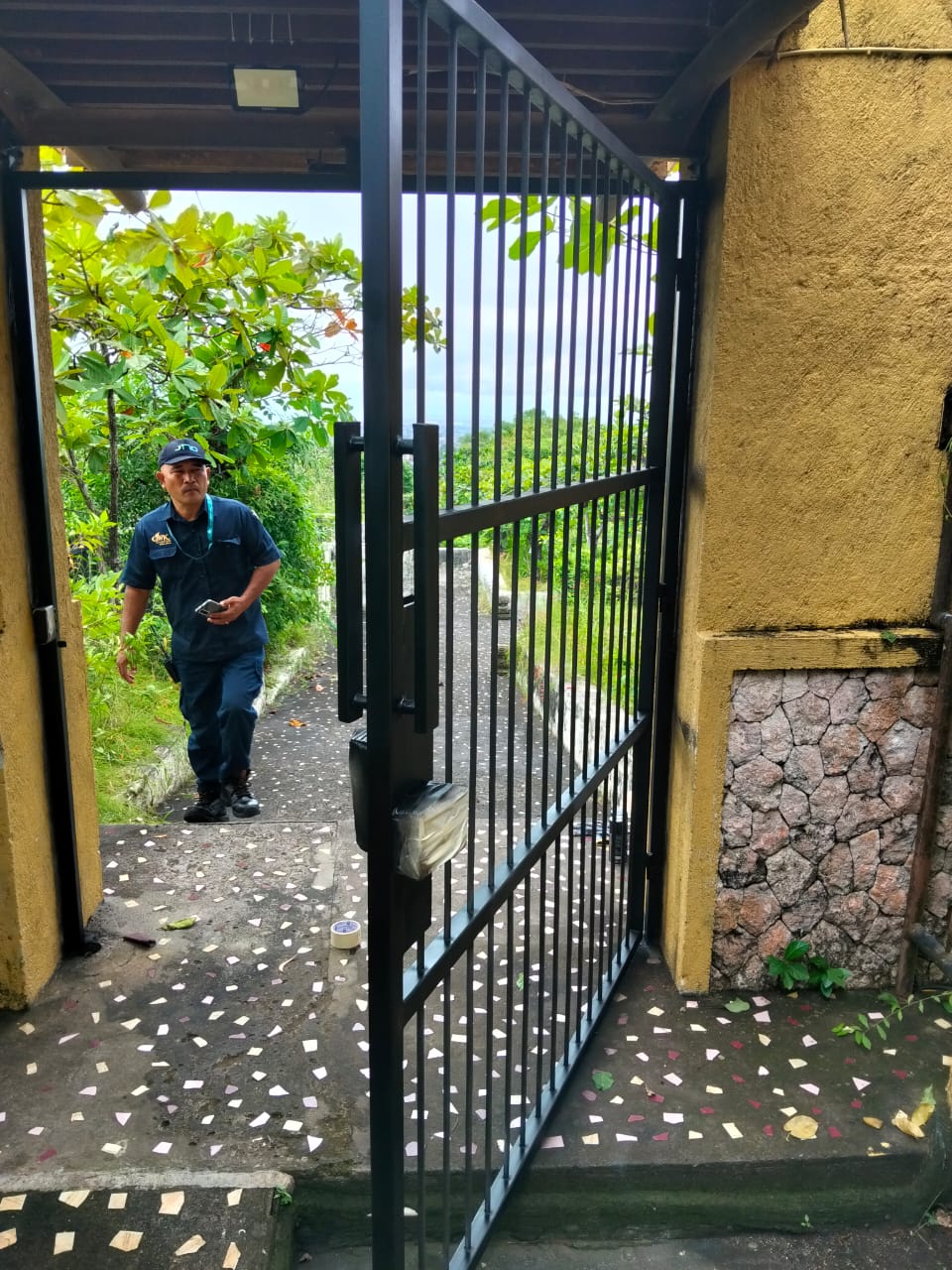 Pintu besi teralis